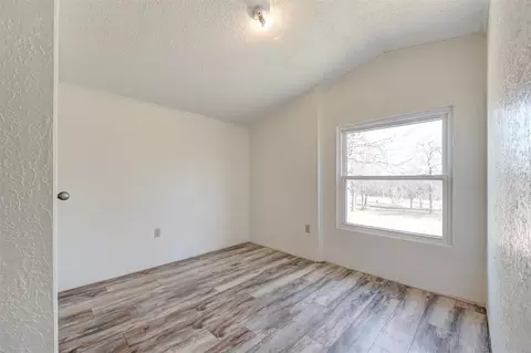 Bedroom - 15524 E Hefner Rd, Jones, OK 73049 photo 4 of 7