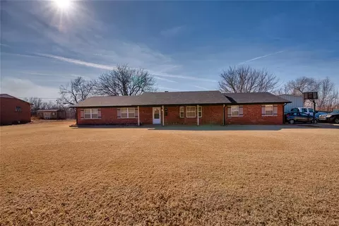 1505 N 6th St, Sayre, OK 73662
