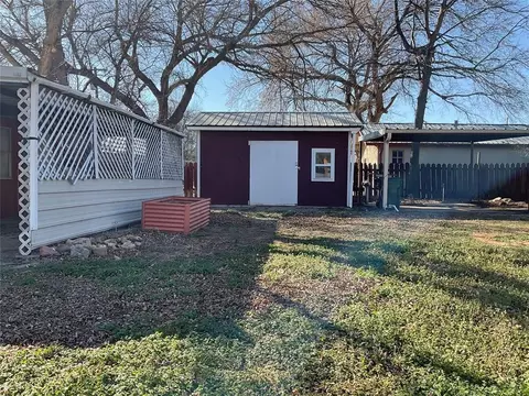 Exterior - 410 N Walnut St, Seiling, OK 73663 photo 5 of 6