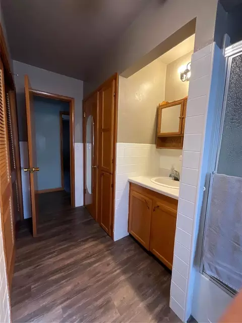 Bath - 410 N Walnut St, Seiling, OK 73663 photo 2 of 3