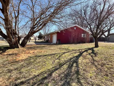 Exterior - 410 N Walnut St, Seiling, OK 73663 photo 4 of 6