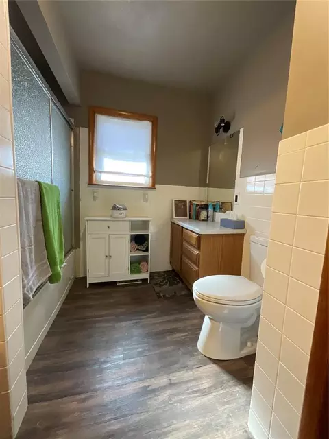Bath - 410 N Walnut St, Seiling, OK 73663 photo 3 of 3