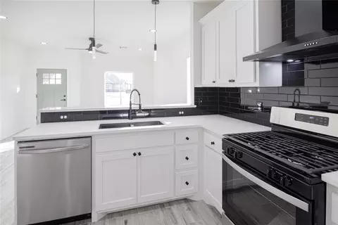 Kitchen - 5113 Brooke Rd, Tuttle, OK 73089 photo 4 of 9