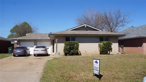 709 Briarcrest Dr, Midwest City, OK 73110