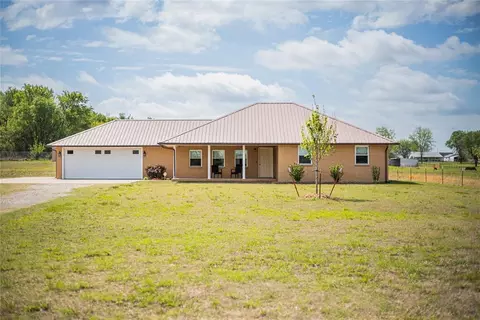1923 W Columbia St, Okemah, OK 74859