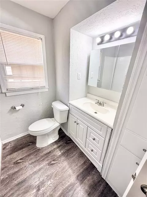 Bath - 1016 E Cypress St, Altus, OK 73521 photo 2 of 5