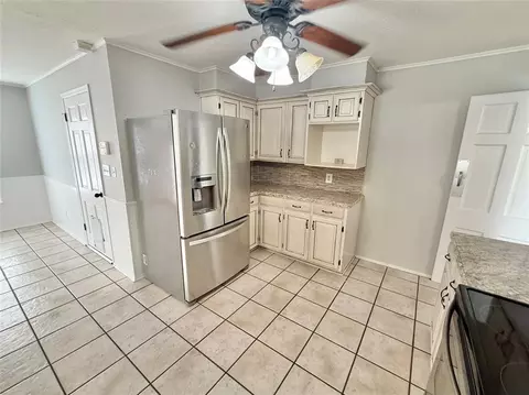 Kitchen - 1016 E Cypress St, Altus, OK 73521 photo 3 of 3