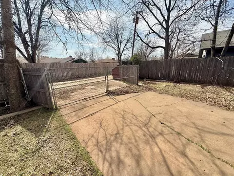 Exterior - 1016 E Cypress St, Altus, OK 73521 photo 5 of 8