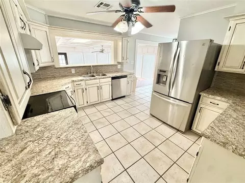 Kitchen - 1016 E Cypress St, Altus, OK 73521 photo 1 of 3