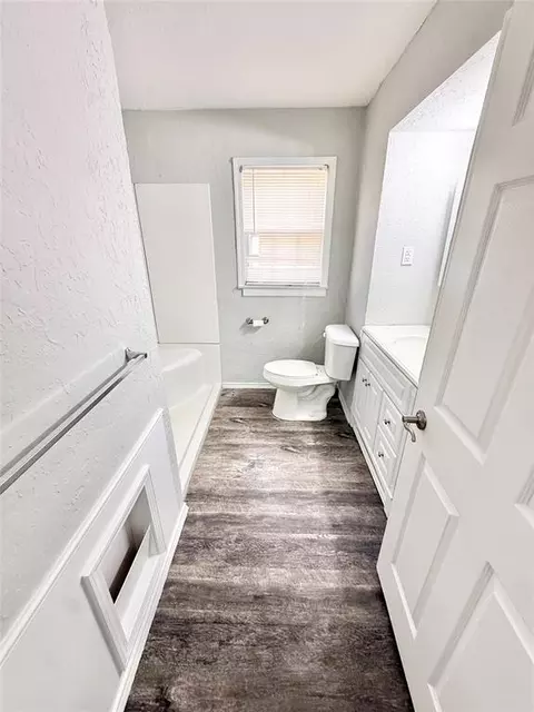 Bath - 1016 E Cypress St, Altus, OK 73521 photo 1 of 5