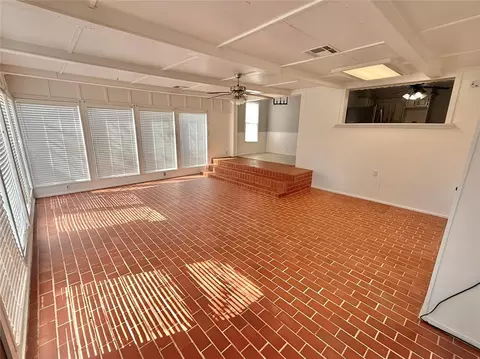 Living - 1016 E Cypress St, Altus, OK 73521 photo 6 of 7