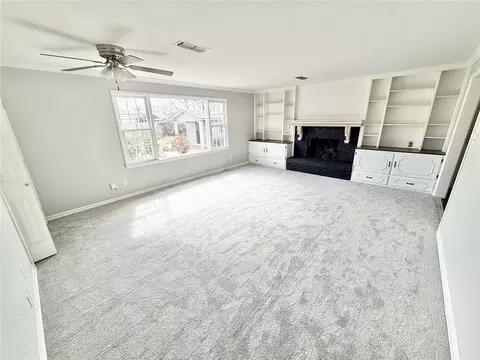 Living - 1016 E Cypress St, Altus, OK 73521 photo 5 of 7