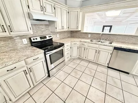 Kitchen - 1016 E Cypress St, Altus, OK 73521 photo 2 of 3