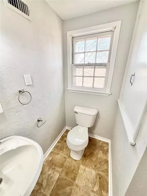 Bath - 1016 E Cypress St, Altus, OK 73521 photo 5 of 5