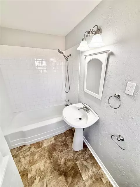 Bath - 1016 E Cypress St, Altus, OK 73521 photo 4 of 5
