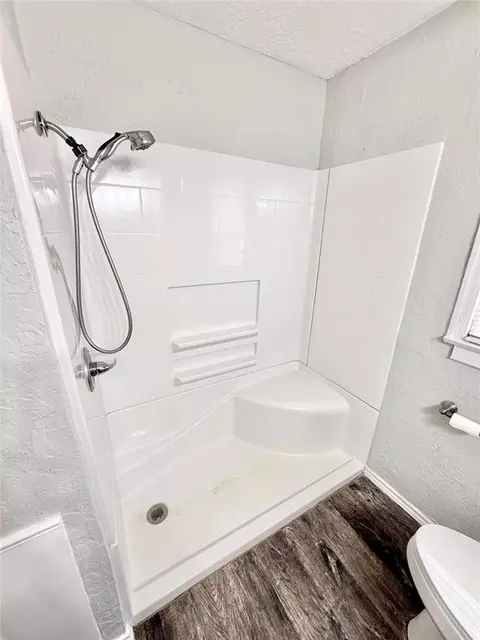 Bath - 1016 E Cypress St, Altus, OK 73521 photo 3 of 5