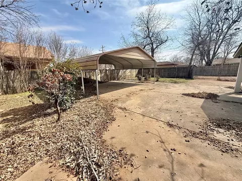 Exterior - 1016 E Cypress St, Altus, OK 73521 photo 4 of 8