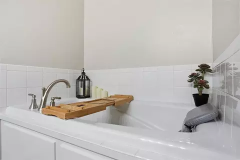 Bath - 1013 Avalon Dr, Altus, OK 73521 photo 2 of 6