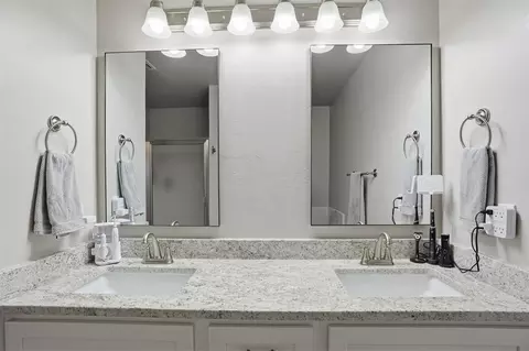 Bath - 1013 Avalon Dr, Altus, OK 73521 photo 5 of 6