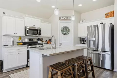 Kitchen - 1013 Avalon Dr, Altus, OK 73521 photo 3 of 6