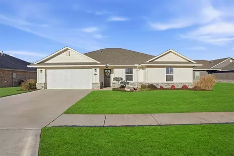 1013 Avalon Dr, Altus, OK 73521