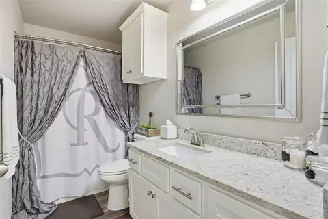 Bath - 1013 Avalon Dr, Altus, OK 73521 photo 6 of 6