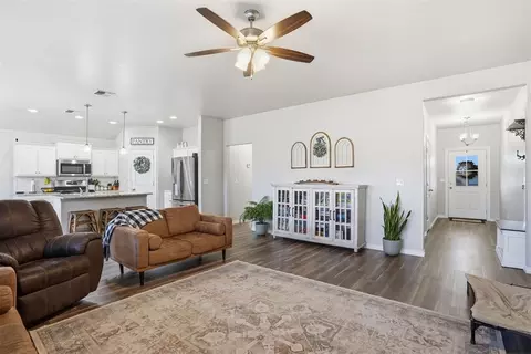 Entry Way - 1013 Avalon Dr, Altus, OK 73521 photo 3 of 3