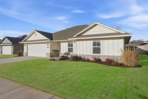 Exterior - 1013 Avalon Dr, Altus, OK 73521 photo 6 of 8