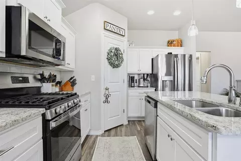 Kitchen - 1013 Avalon Dr, Altus, OK 73521 photo 5 of 6