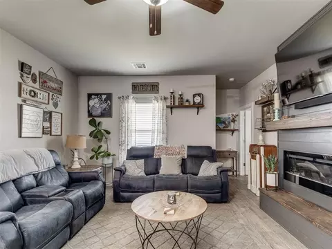 Living - 15952 Prairie Rose Dr, Mcloud, OK 74851 photo 4 of 6