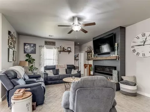 Living - 15952 Prairie Rose Dr, Mcloud, OK 74851 photo 2 of 6
