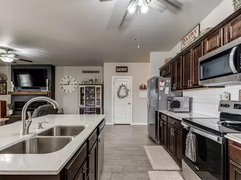 Kitchen - 15952 Prairie Rose Dr, Mcloud, OK 74851 photo 7 of 7