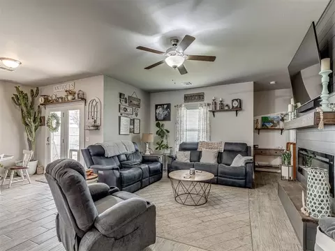 Living - 15952 Prairie Rose Dr, Mcloud, OK 74851 photo 3 of 6