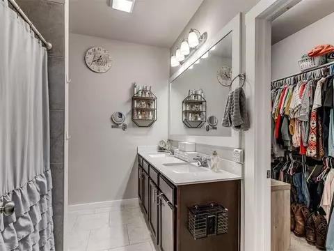 Bath - 15952 Prairie Rose Dr, Mcloud, OK 74851 photo 2 of 2