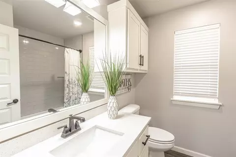Bath - 9408 SW Megans Way, Mcloud, OK 74851 photo 2 of 4