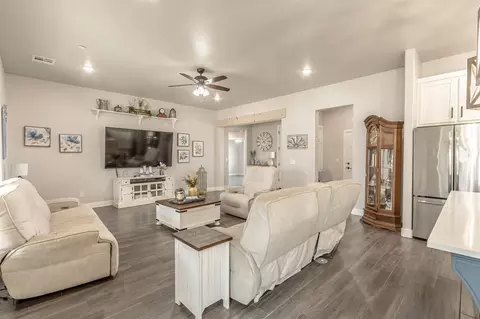 Living - 9408 SW Megans Way, Mcloud, OK 74851 photo 4 of 5