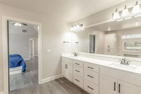 Bath - 9408 SW Megans Way, Mcloud, OK 74851 photo 4 of 4