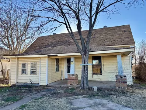 407 N 6th St, Sayre, OK 73662
