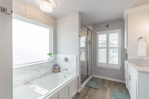 Bath - 1700 Pendleton Pl, Moore, OK 73160 photo 2 of 8