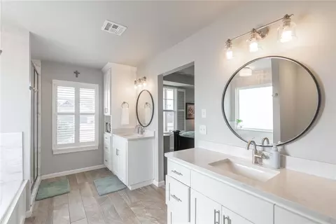 Bath - 1700 Pendleton Pl, Moore, OK 73160 photo 5 of 8