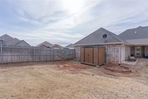 Exterior - 1700 Pendleton Pl, Moore, OK 73160 photo 9 of 10