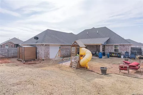Exterior - 1700 Pendleton Pl, Moore, OK 73160 photo 7 of 10