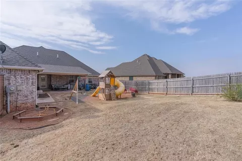 Exterior - 1700 Pendleton Pl, Moore, OK 73160 photo 8 of 10