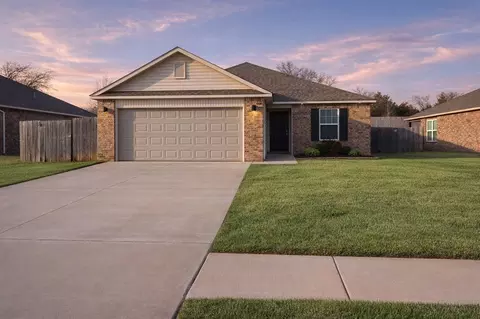 1921 W Hunters Springs Way, Mustang, OK 73064