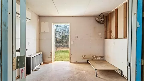 Bedroom - 14101 Iron Rd, Mcloud, OK 74851 photo 5 of 5