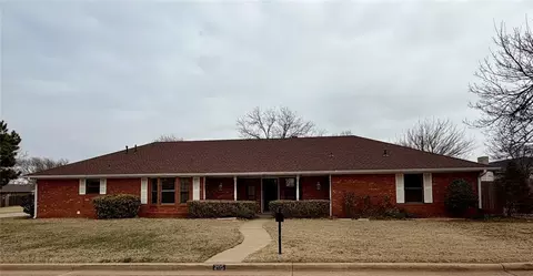 205 Randolph Rd, Clinton, OK 73601