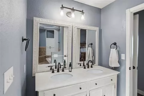 Bath - 319 E Cedar Dr, Tuttle, OK 73089 photo 3 of 7