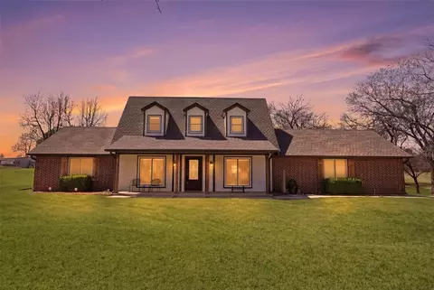 319 E Cedar Dr, Tuttle, OK 73089