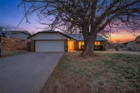 827 Lancaster Dr, Yukon, OK 73099