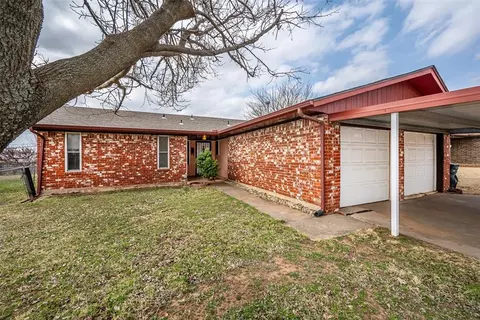 1301 Heather Ln, Moore, OK 73160